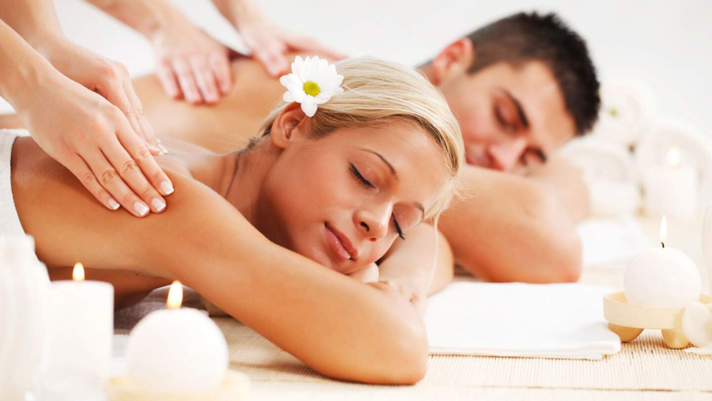 Wellness - P&auml;rchen bekommt eine Massage | © © skynesher / iStockphoto