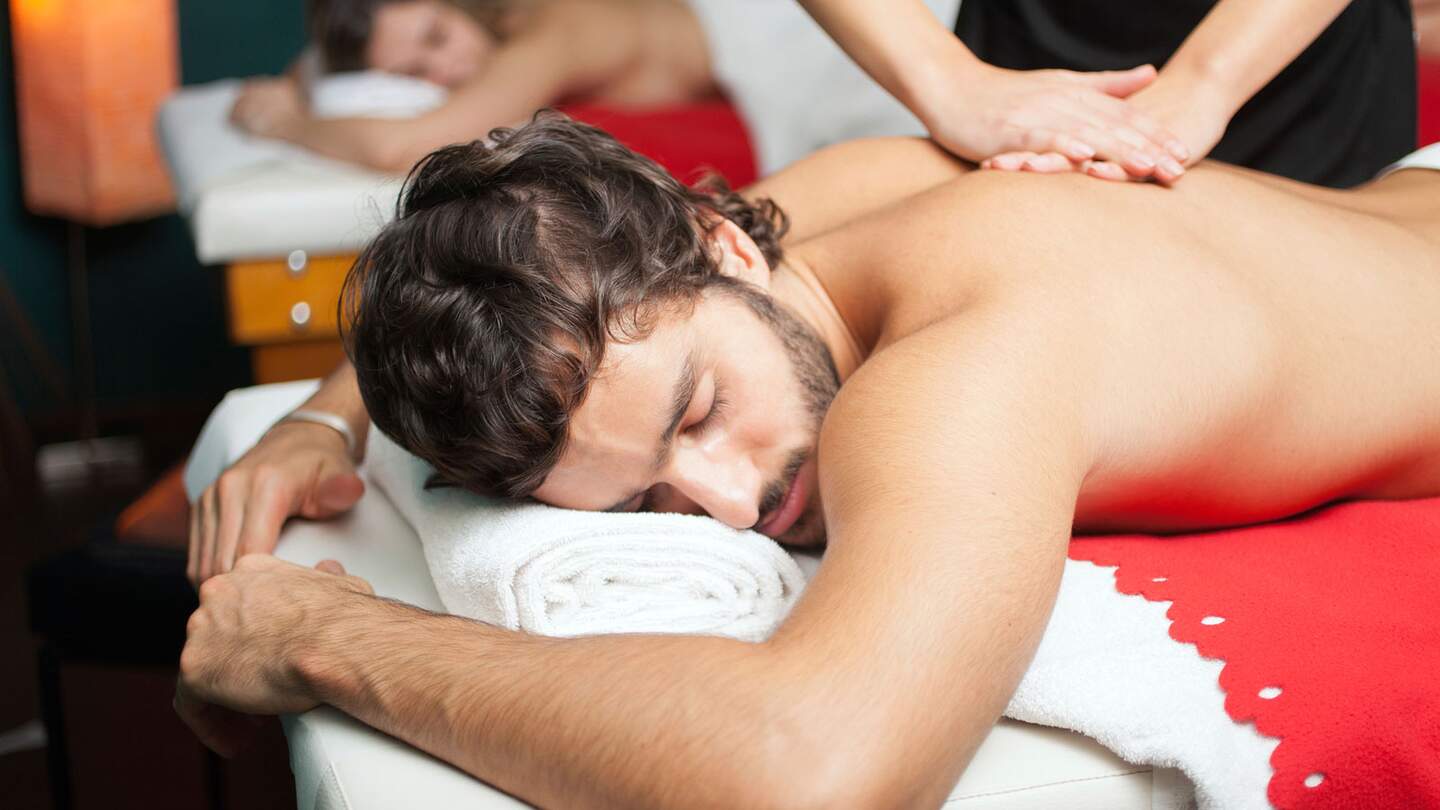 Wellnessreisen - Mann erh&auml;hlt Massage | © © Minerva Studio / iStockphoto
