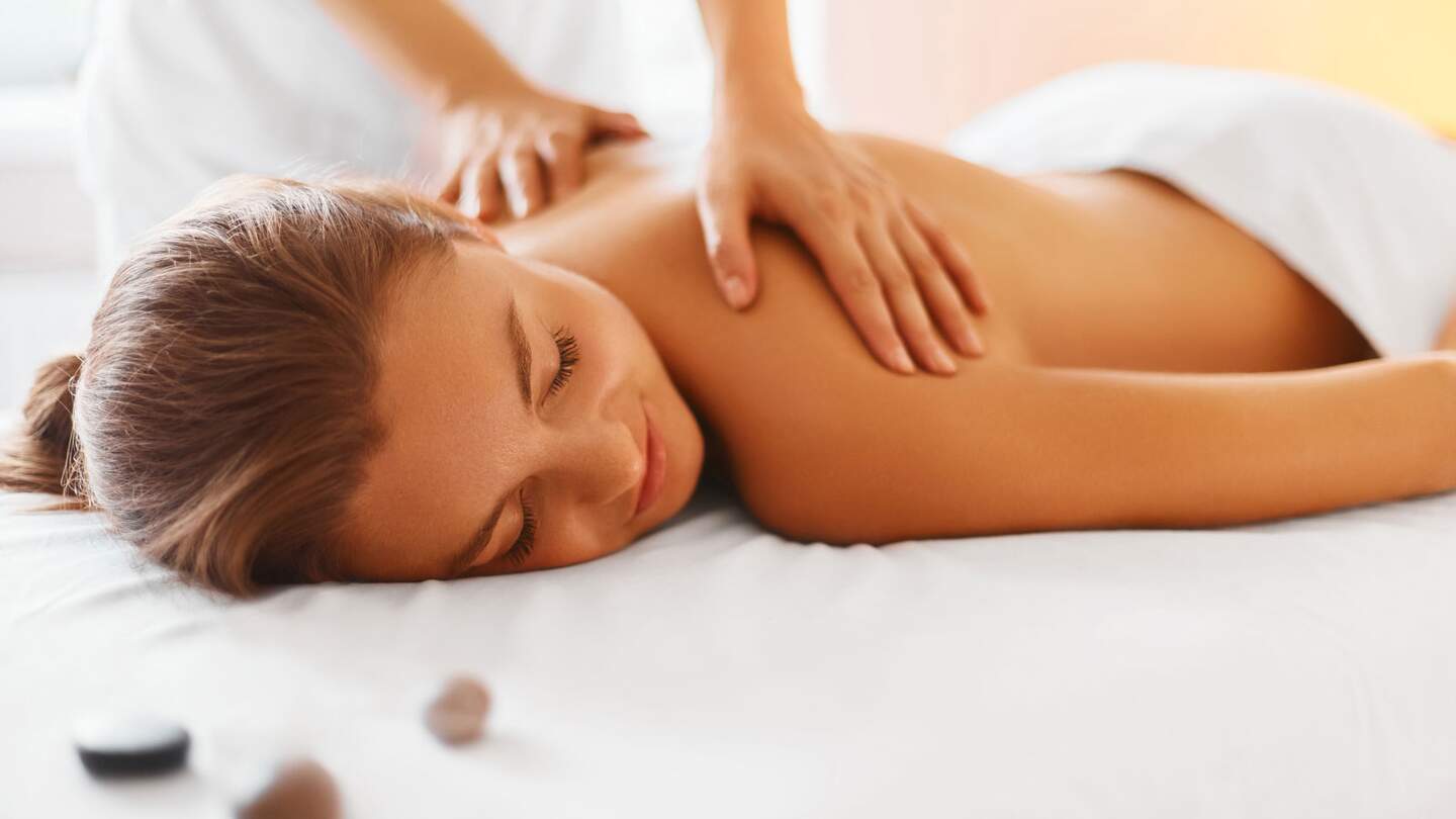 Frau bei Massage | © © milanmarkovic78/Fotolia.com
