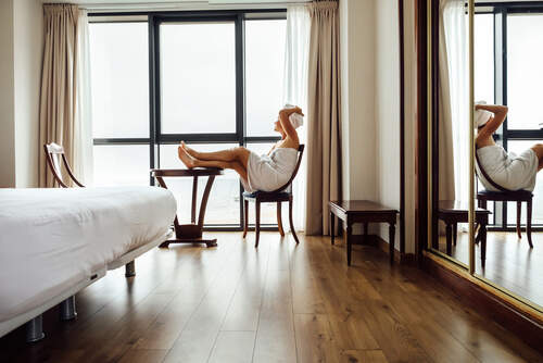 Frau entspannt nach Dusche im Hotelzimmer | © © Soloviova Liudmyla / Fotolia.com