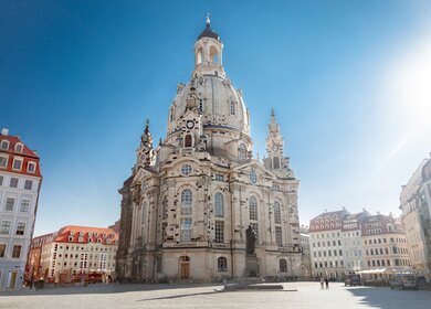 Frauenkirche am Marktplatz in Dresden mit strahlender Sonne | © Gettyimages.com/adisa