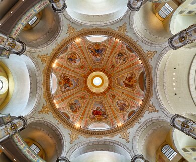 Innenansicht der Kuppelmalereien der Frauenkirche in Dresden | © Gettyimages.com/alxpin