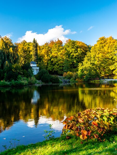 Herbstwanderung durch den wunderschönen Bergpark Kassel Wilhelmshöhe | © Gettyimages.com/Oliver Hlavaty