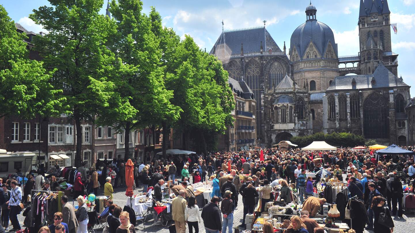 Menschen auf Flohmarkt in Aachen mitten in der Stadt | © Gettyimages.com/ximacx