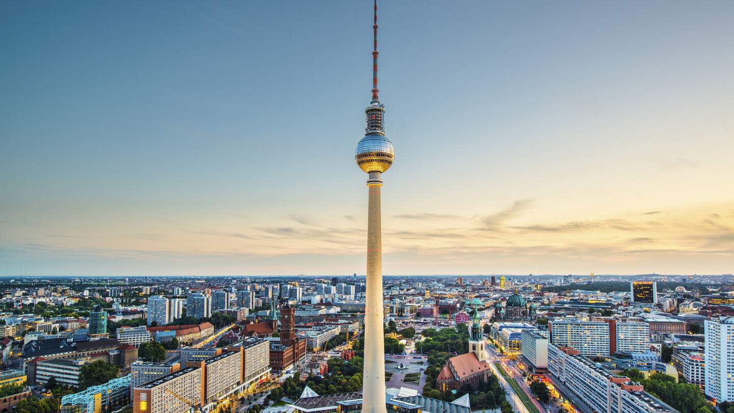 Berliner Fernsehturm bei Sonnenuntergang | © Gettyimages.com/SeanPavonePhoto Berliner Fernsehturm bei Sonnenuntergang, mit Blick über die Stadt  | © Gettyimages.com/SeanPavonePhoto
