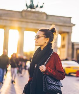 Portrait einer jungen Frau vor dem Brandenburger Tor in Berlin | © Gettyimages.com/Xsandra