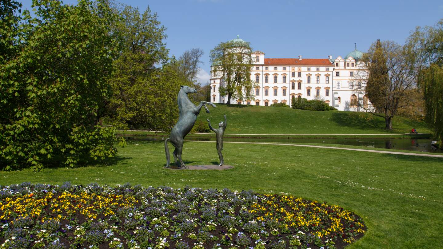 Pferde-Denkmal im Schlosspark von Celle mit Blumenbeet | © Gettyimages.com/olli0815