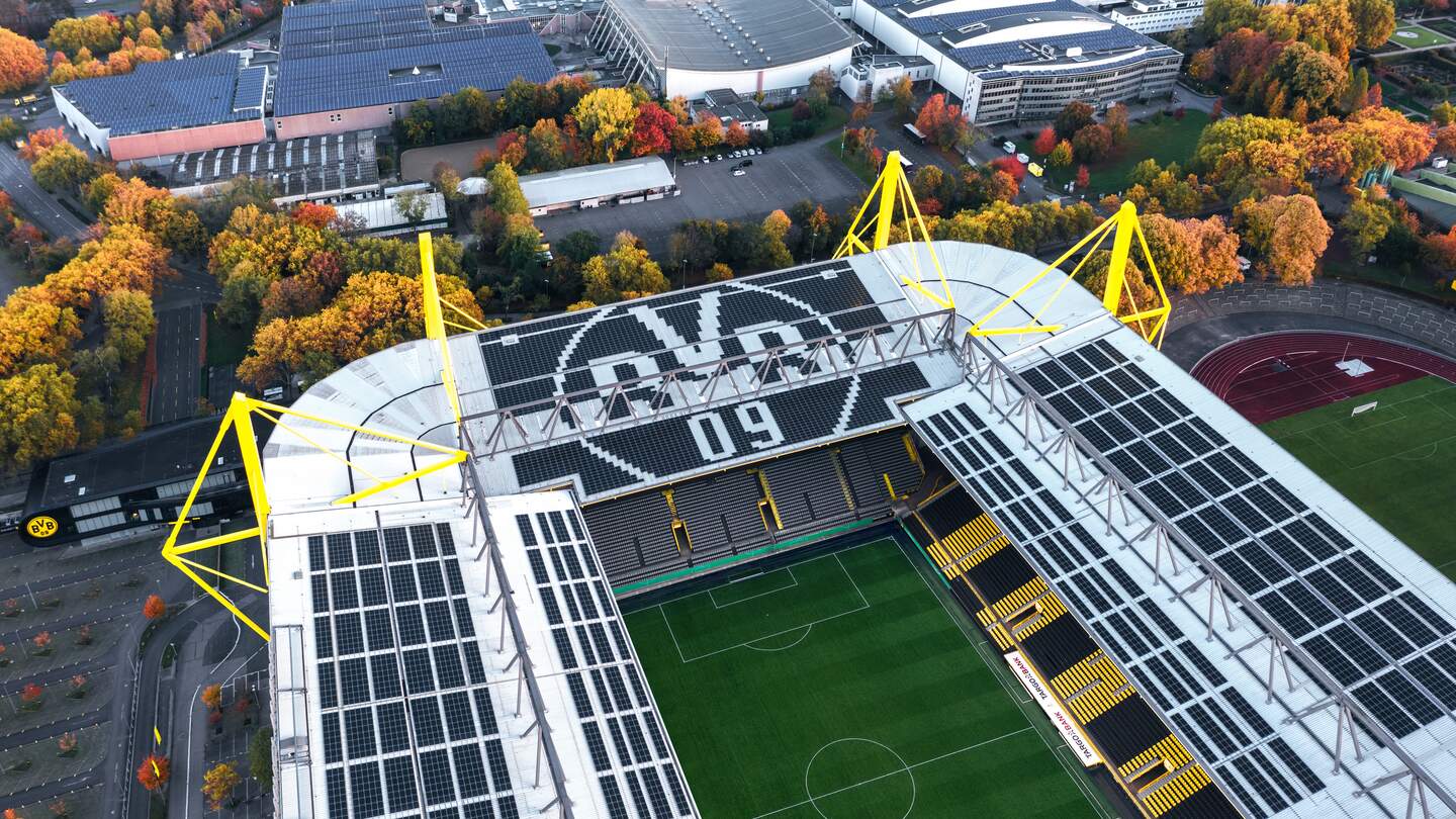 Blick von oben auf das Westfalenstadion, das Heimstadion von Borussia Dortmund BVB 09 (Signal Iduna Park) in Dortmund  | © Gettyimages.com/taranchic