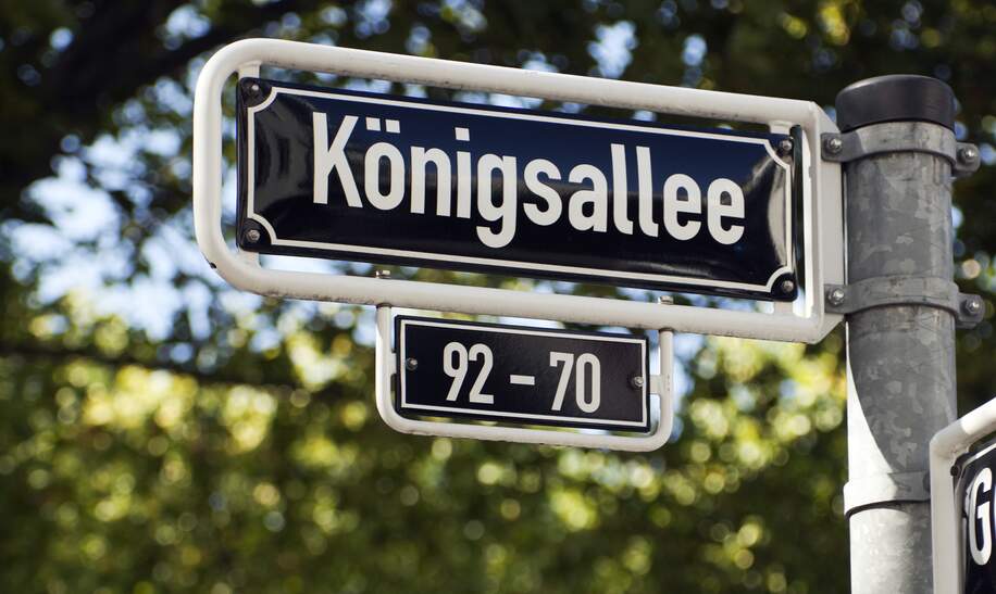 Straßenschild der Köngisallee in Düsseldorf | © Gettyimages.com/eyewave