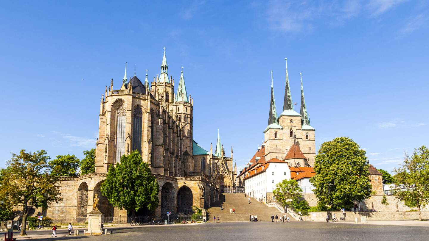 Erfurts Wahrzeichen der Mariendom und die Severikirche mit hellblauem Himmel | © GettyImages.com/Meinzahn