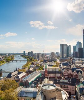 Sonniger Blick auf den Main und die Skyline von Frankfurt am Main | © Gettyimages.com/ake1150sb