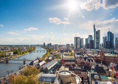 Sonniger Blick auf den Main und die Skyline von Frankfurt am Main | © Gettyimages.com/ake1150sb Sonniger Blick auf den Main und die Skyline von Frankfurt am Main | © Gettyimages.com/ake1150sb