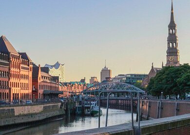 Speicherstadt in Hamburg bei Sonnenuntergang mit Blicka uf den Zollkanal | © Gettyimages.com/Stephan Pentchev