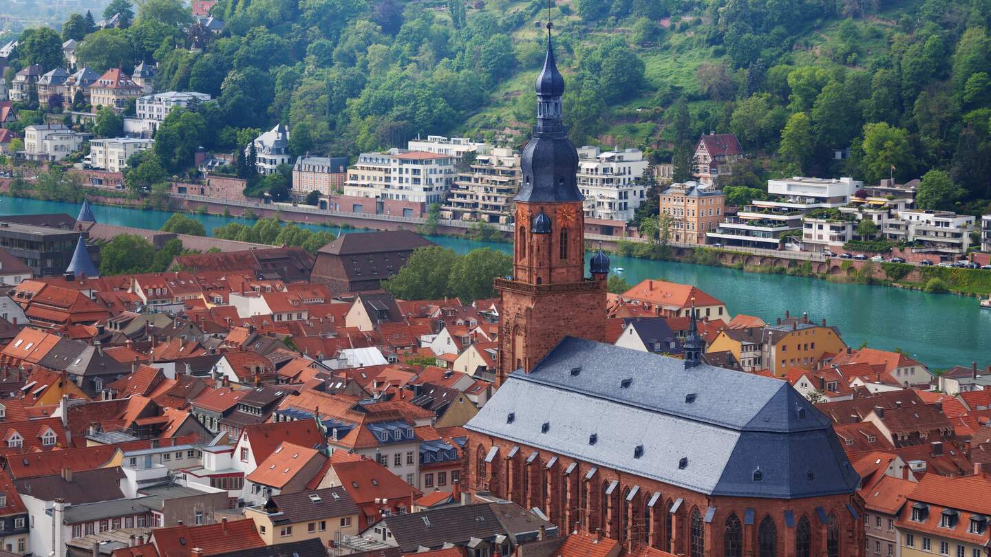 Panoramablick mit Heiliggeistkirche im Sommer in Heidelberg | © Gettyimages.com/SerrNovik