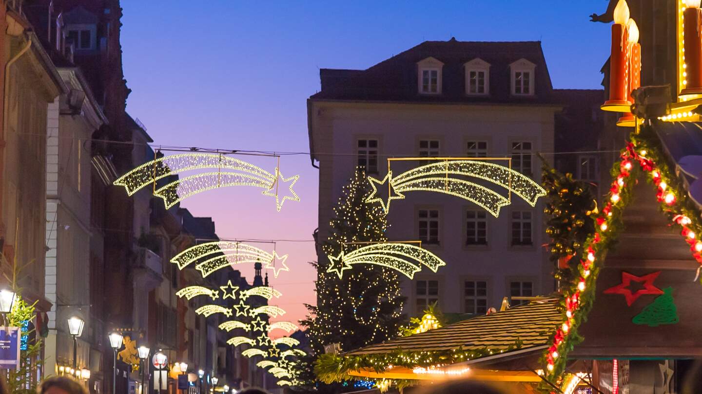Der Weihnachtsmarkt in Heidelberg am Abend | © Gettyimages.com/tristanbnz