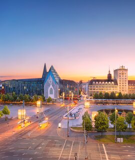 Blick auf den Augustusplatz in Leipzig von der Aussichtsplattform Panorama Tower aus währrend einem schoenen Sonnenuntergang | © Gettyimages.com/rudybalasko