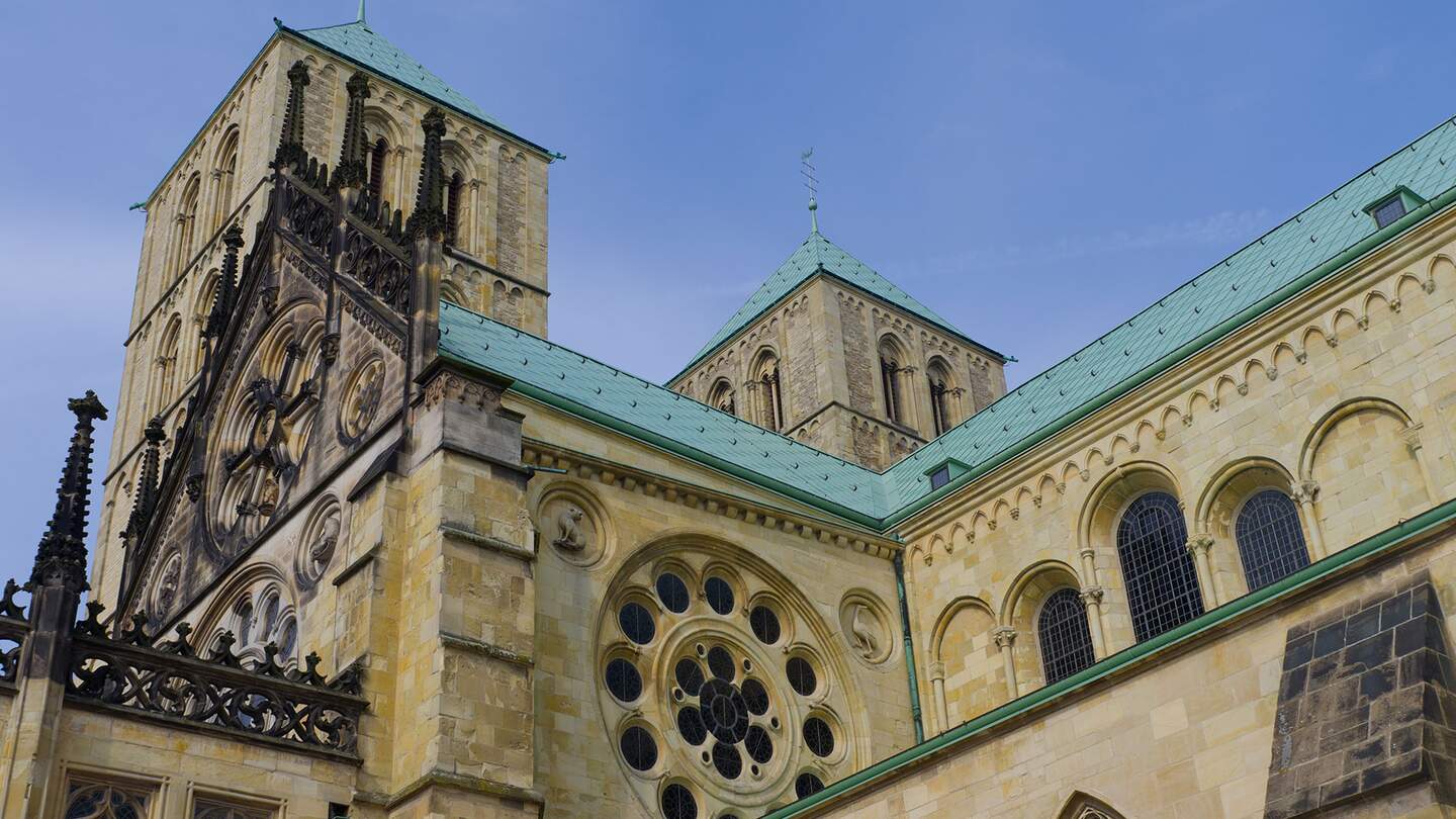 Angeschnittene Untersicht auf die St. Paulus Kirche in Münster | © GettyImages.com/Hans engbers