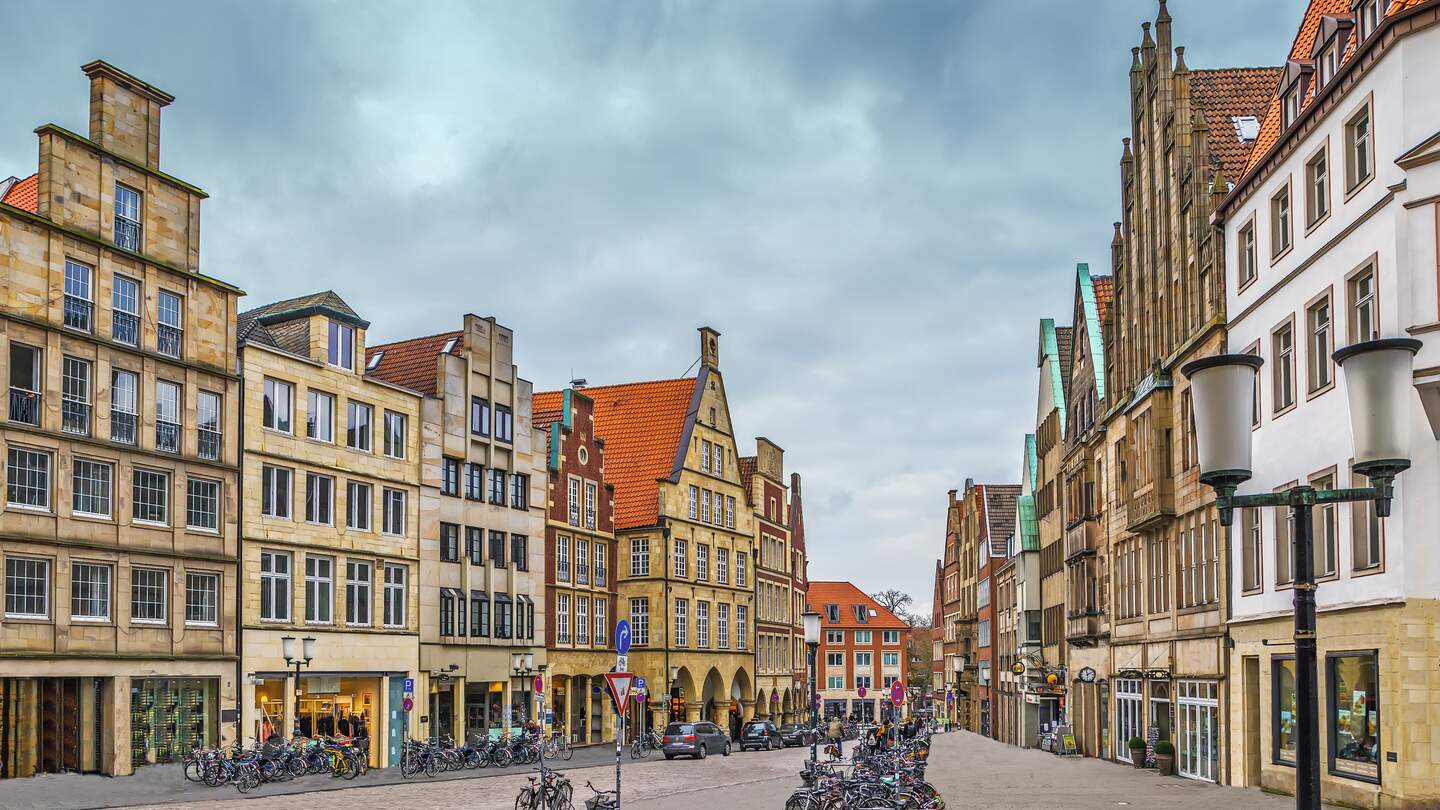 Blick auf den Prinzipalmarkt mit Fahrrädern, Münster | © Gettyimages.com/Borisb17