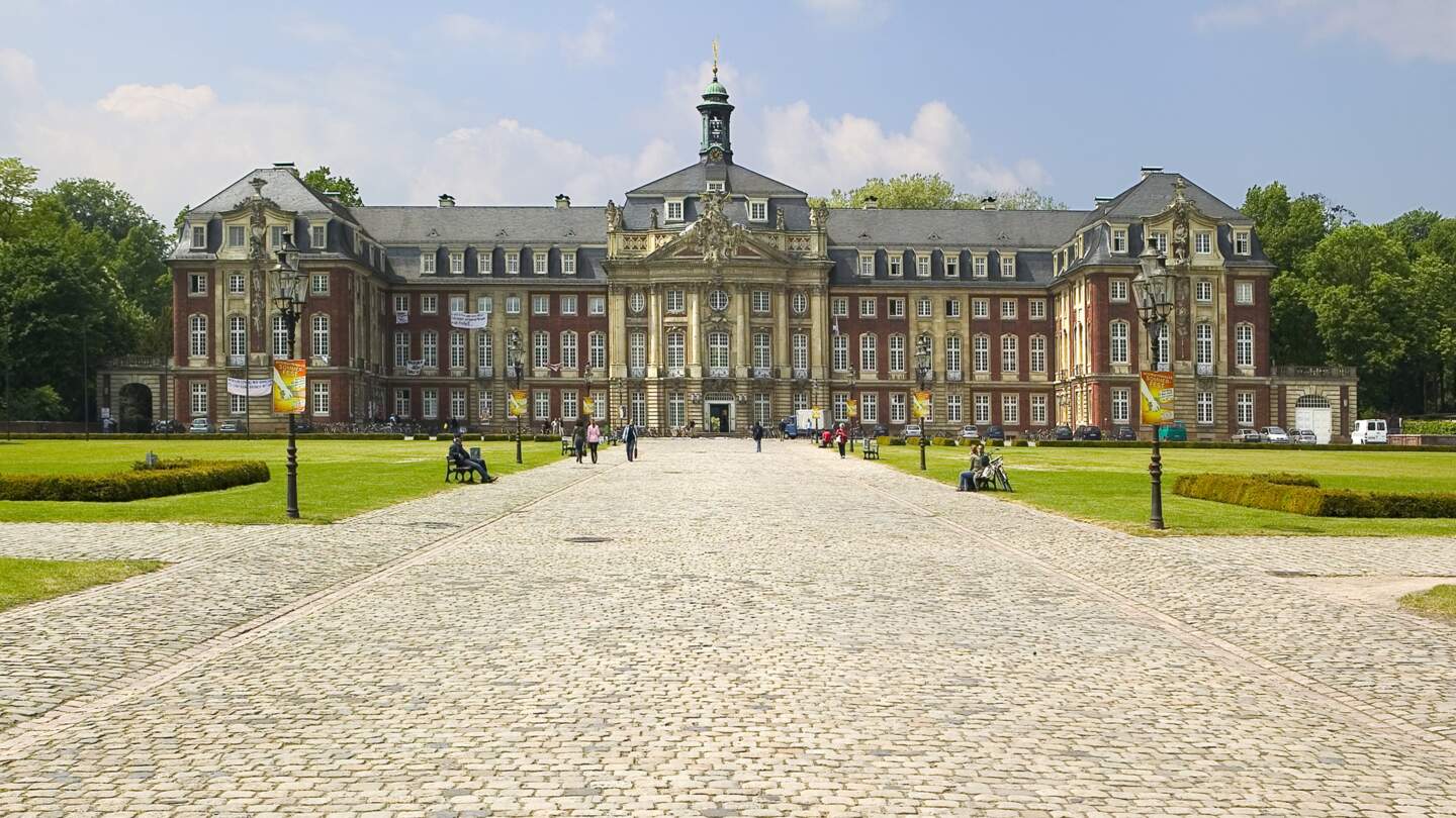 Schloss am Schlossplatz von Münster mit grünen Wiesen bei gutem Wetter | © Gettyimages.com/sodapix sodapix