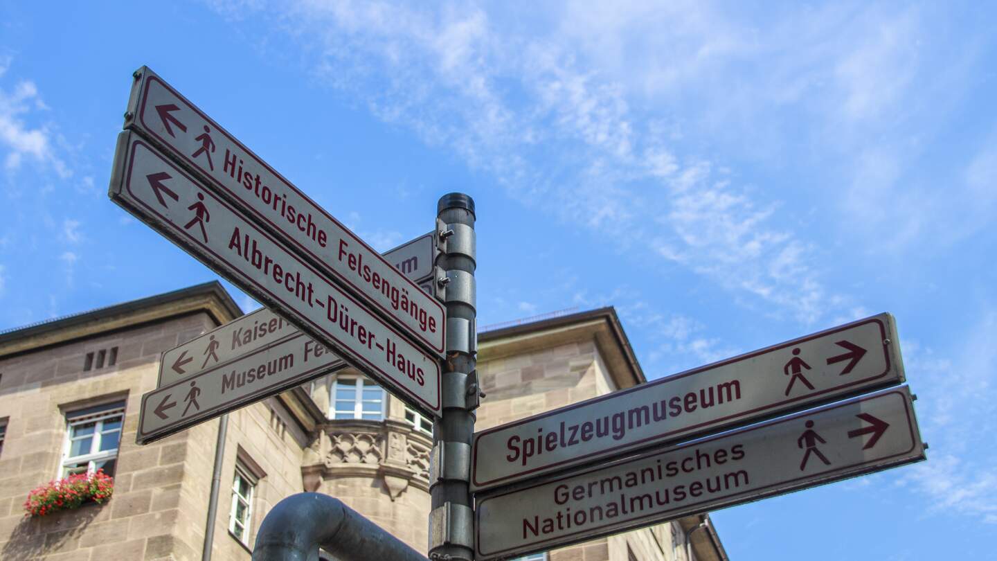 Wegweiser in verschiedene Richtungen in der Nähe des Rathauses, Nürnberg | © Gettyimages.com/Carso80