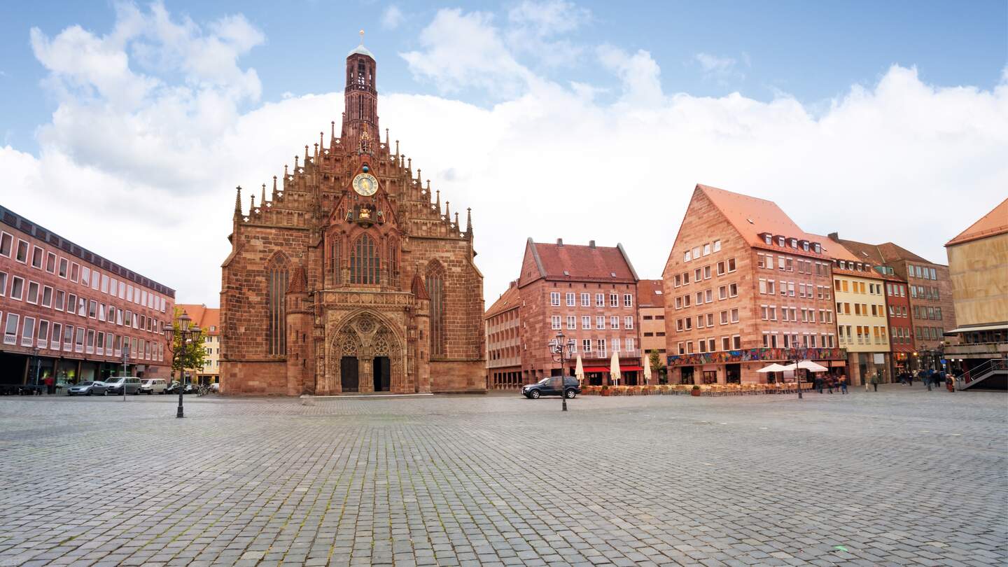 Blick auf die Frauenkirche auf dem Hauptmarkt in Nürnberg | © Gettyimages.com/SerrNovik