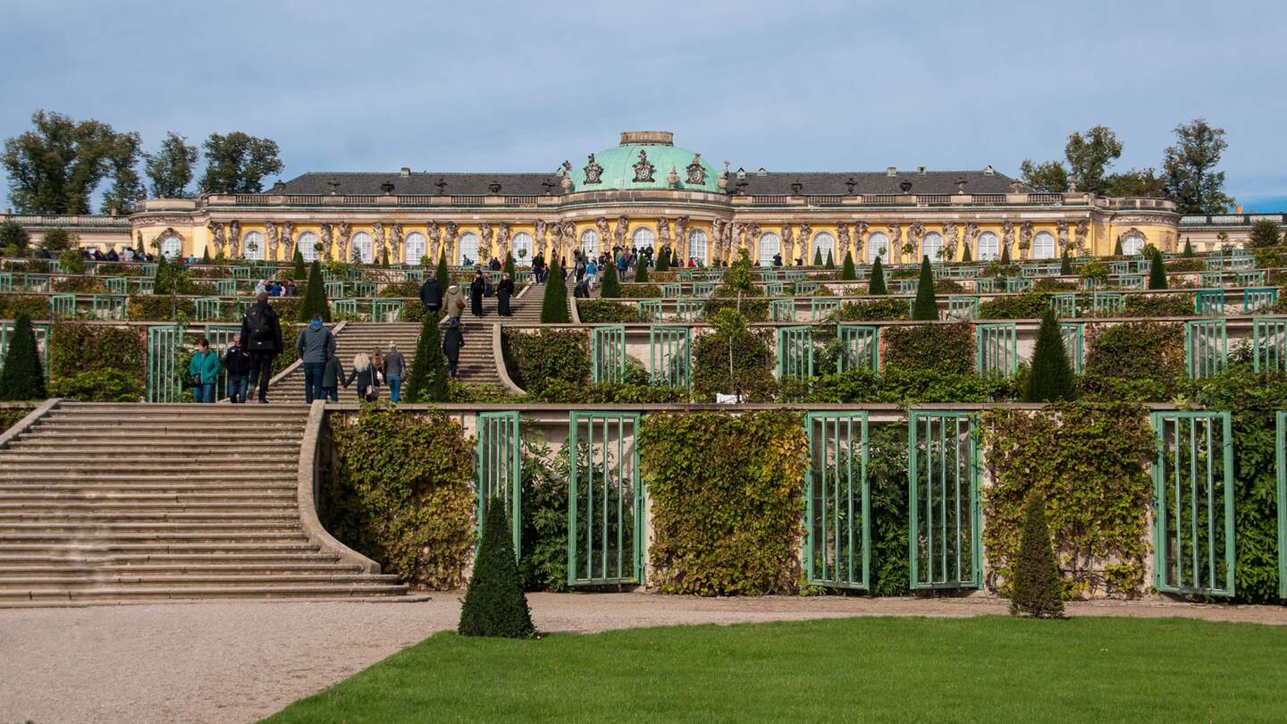 Untersicht auf das Schloss Sanssouci im Schlosspark in Potsdam mit Treppen im Vordergrund | © Pixabay.com/susanne906