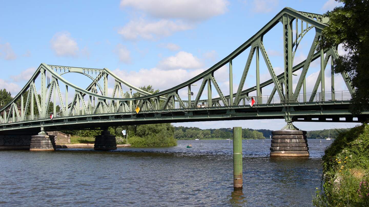 Die Glienicker Brücke in Potsdam bei Tag | © Gettyimages.com/typo-graphics