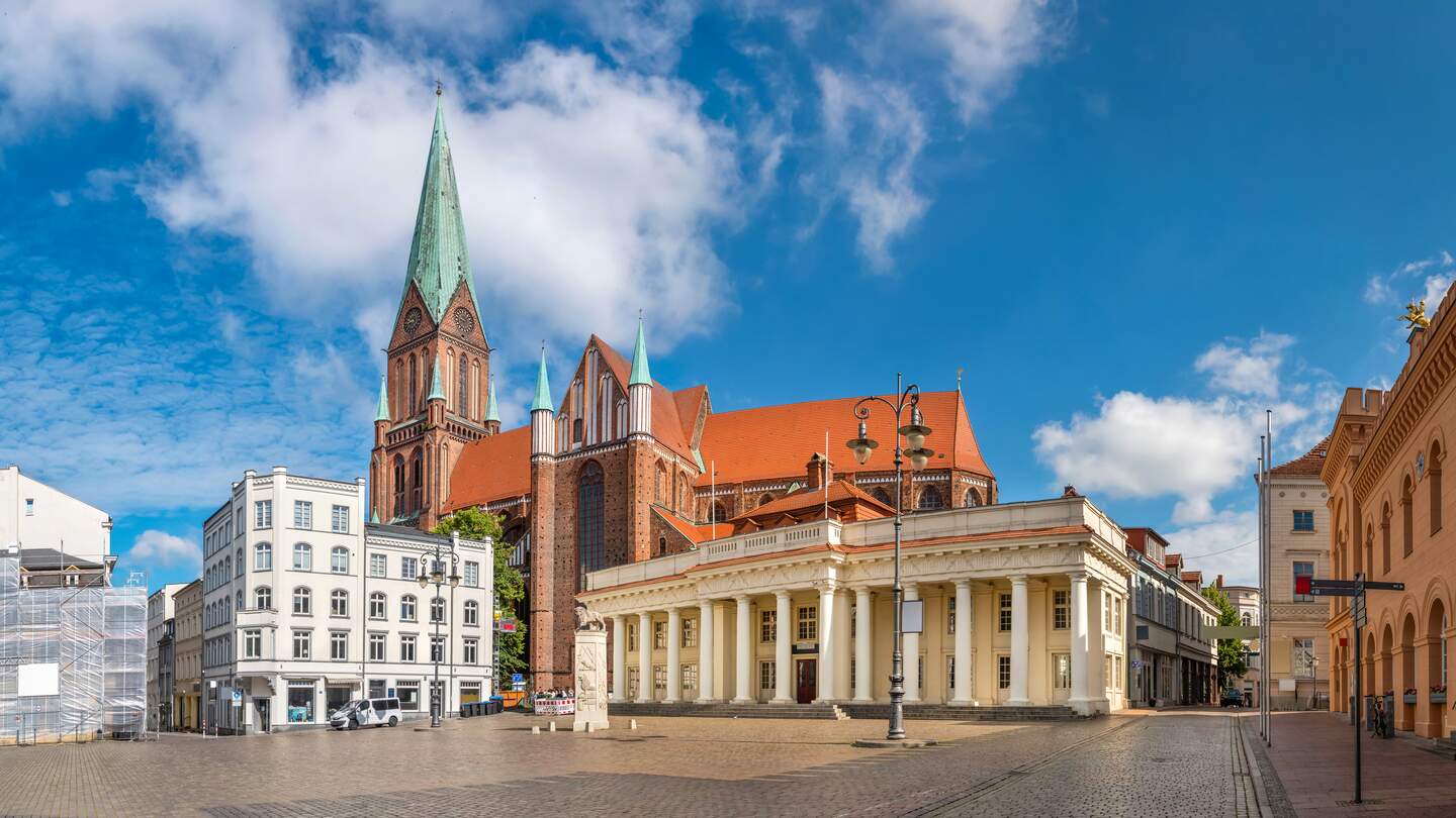 Blick auf den Marktplatz und den Dom von Schwerin | © © Gettyimages.com/bbsferrari