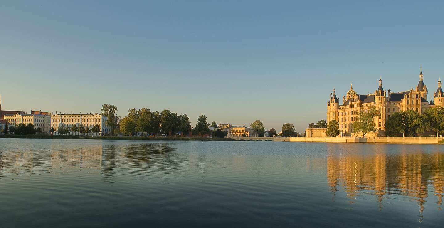 Das Schweriner Schloss an einem sonnigen Abend | © © Gettyimages.com/lotharsch