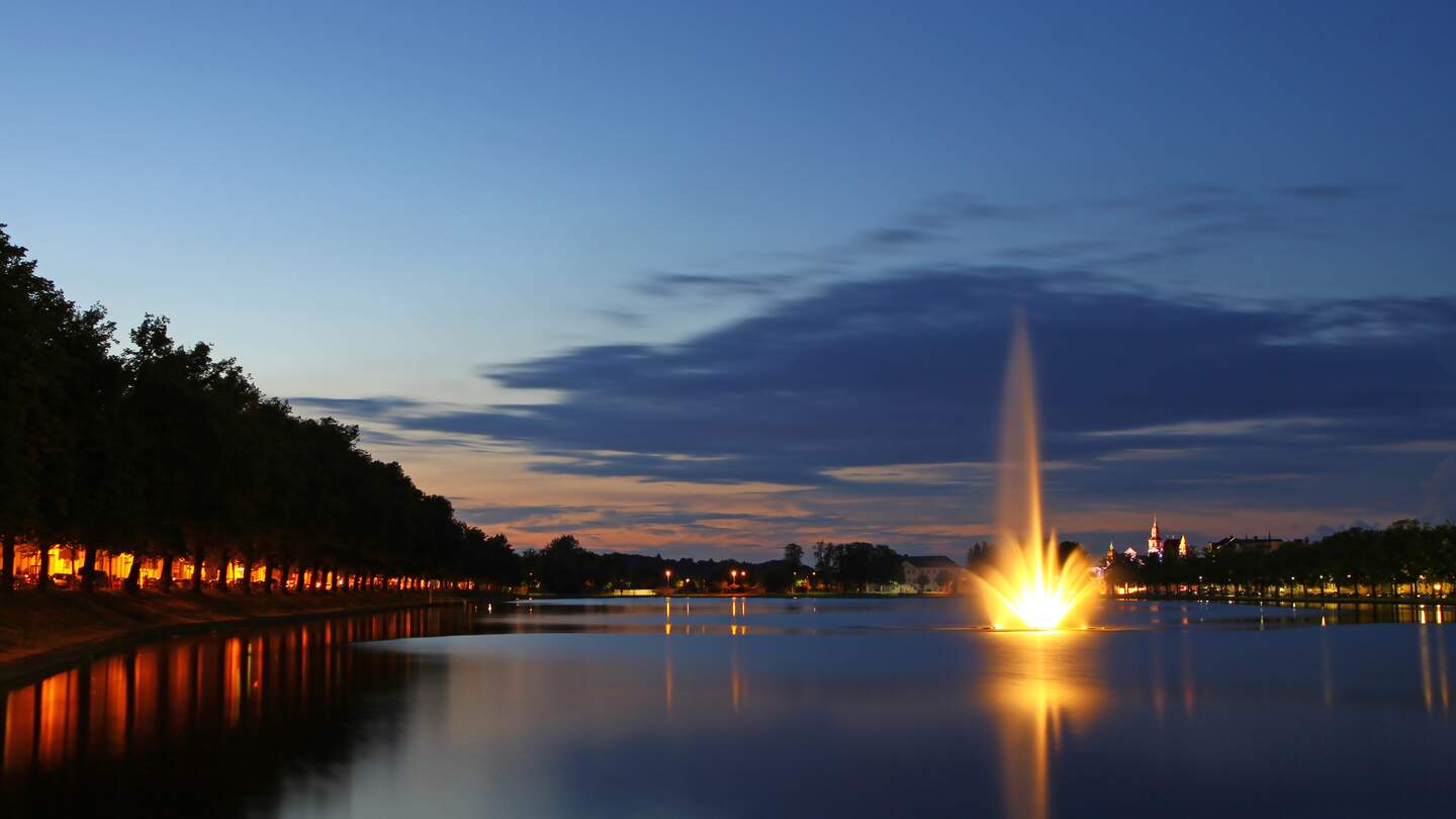 Der Pfaffenteich in Schwerin bei Nacht | © © Gettyimages.com/katatonia82
