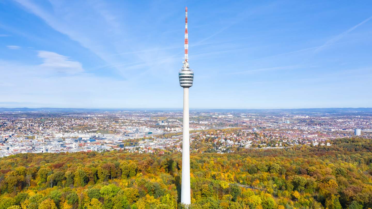 Luftaufnahme des Fernsehturms in Stuttgart mit Blick über die Stadt an einem sonnigen Tag | © © Gettyimages.com/Boarding1Now