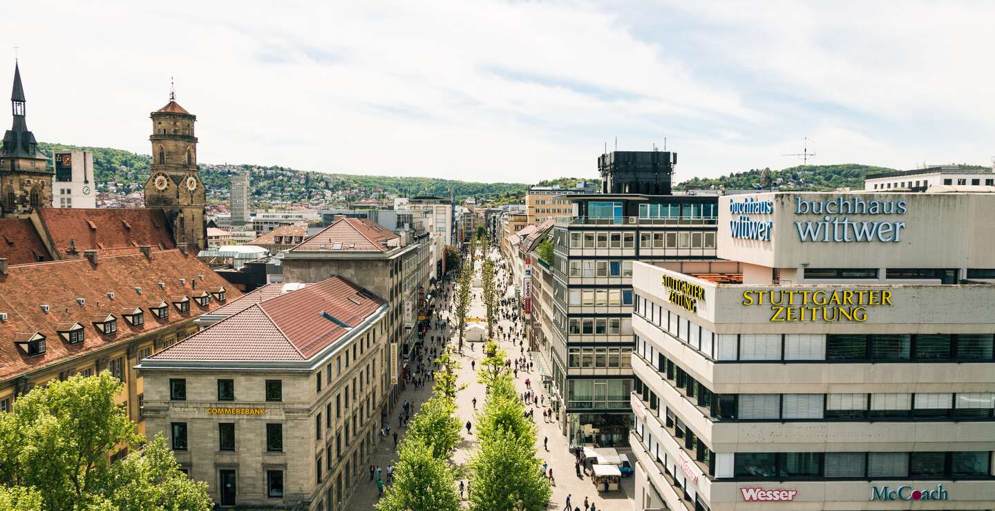 Königsstrasse in Stuttgart | © Gettyimages.com/nullplus Luftaufnahme der Königsstrasse in Stuttgart. Unten laufen Passanten an einem herrlichen Sommertag.   | © Gettyimages.com/nullplus