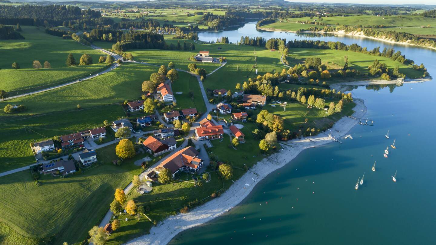 Dietringen am Forggensee, Schwaben | © Gettyimages.com/Bim Luftaufnahme eines Dorfes Dietringen am Forggensee, Schwaben | © Gettyimages.com/Bim
