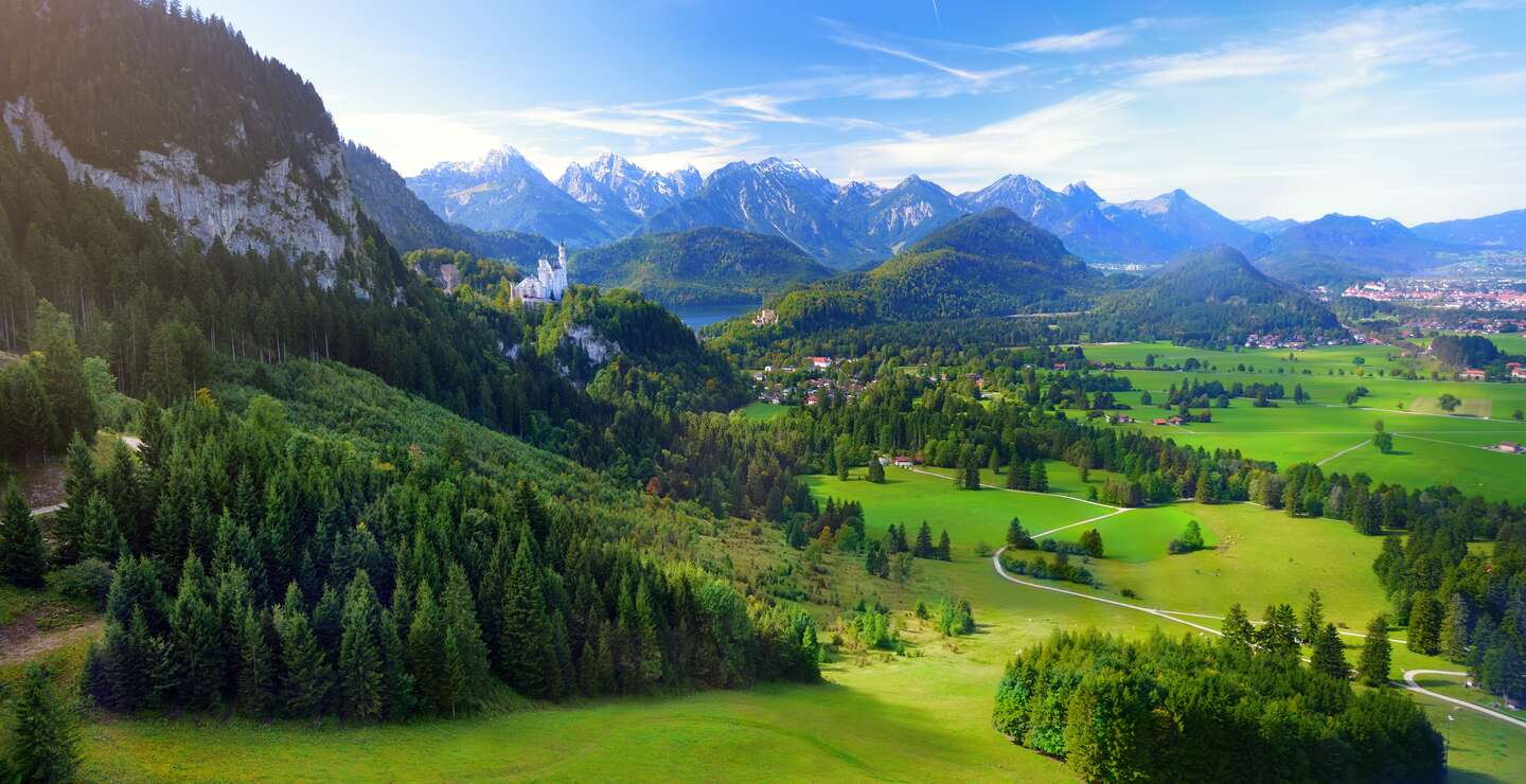 Schloss Neuschwanstein im allgaeu | © Gettyimages.com/MNStudio Beruehmtes Schloss Neuschwanstein sehen in der Ferne, liegt auf einem schroffen Huegel über dem Dorf Hohenschwangau im suedwestlichen Bayern | © Gettyimages.com/MNStudio