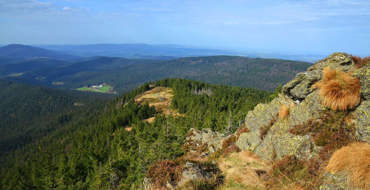 Blick vom Gipfel des Klein Osser im Nationalpark Bayerischer Wald | © © Gettyimages.com/vencavolrab
