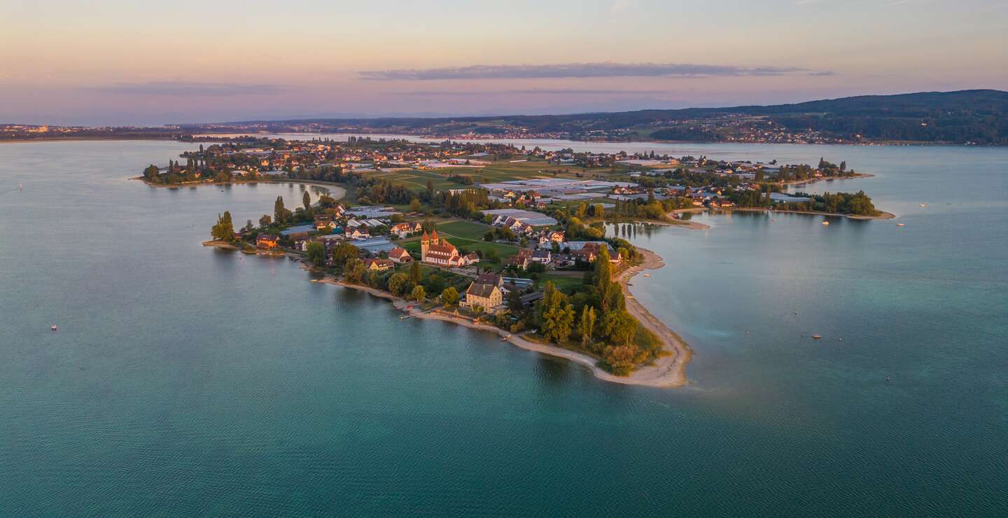 Insel Reichenau im Bodensee in Bayern | © Gettyimages.com/davidhajnal Panoramablick auf die Insel Reichenau und den Bodensee in Bayern | © Gettyimages.com/davidhajnal