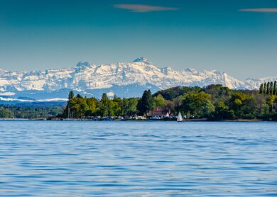 Föhnstimmung am Bodensee mit den Alpen zum greifen nah | © © Gettyimages.com/Carsten Ortlieb