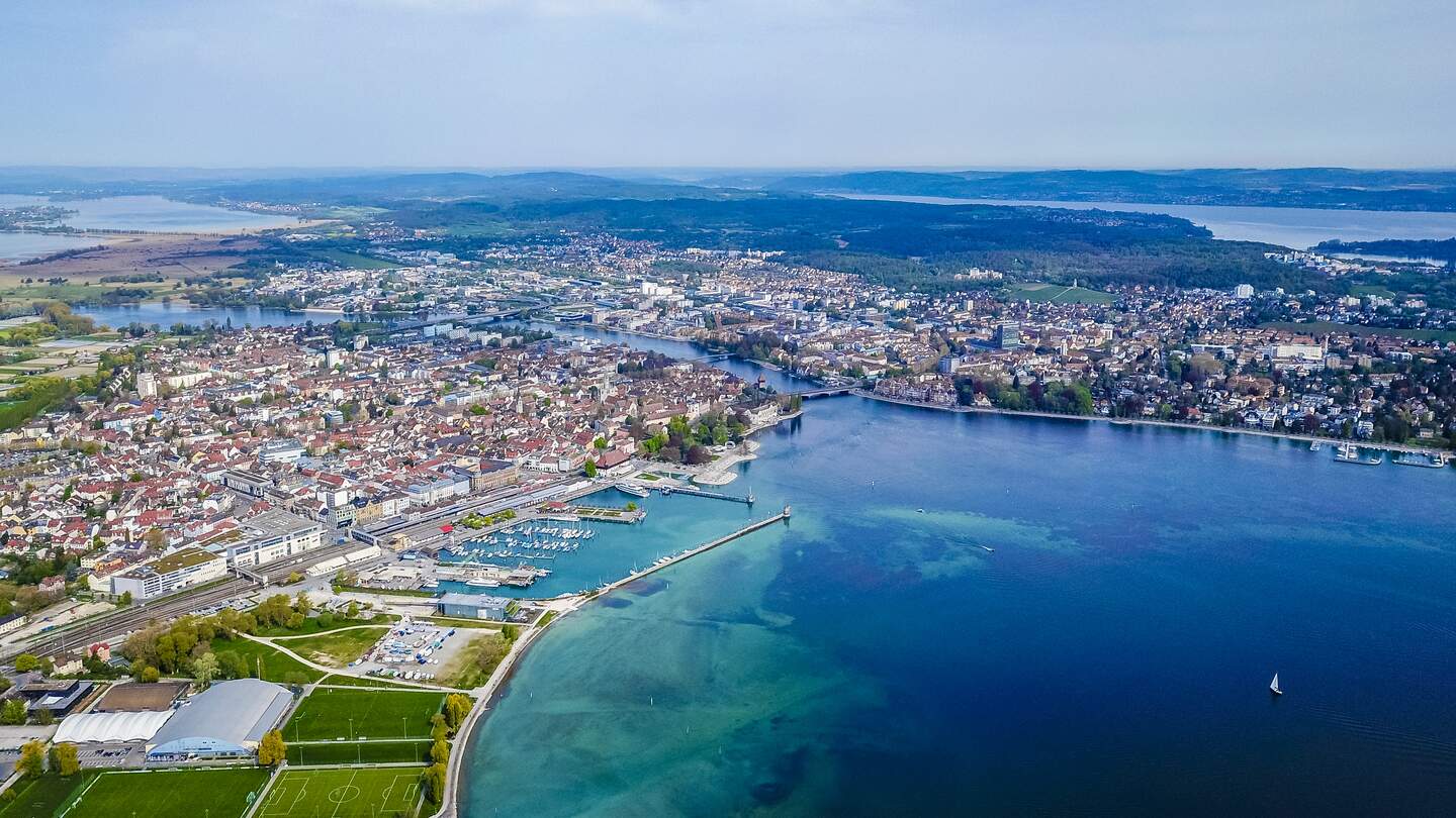 Luftaufnahme von Kreuzlingen in der Schweiz auf Konstanz in Deutschland | © Gettyimages.com/Arkadij Schell Luftaufnahme vom Seeburgpark in Kreuzlingen im Schweizer Kanton Thurgau auf die Stadt Konstanz in Baden-Württemberg, Deutschland | © Gettyimages.com/Arkadij Schell
