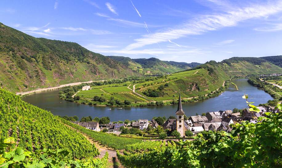 Bremm an der Mosel mit Moselschleife, Deutschland | © GettyImages.com/8vFanI Blick auf Bremm an der Mosel mit Moselschleife mit blauem Himmel, Deutschland | © GettyImages.com/8vFanI