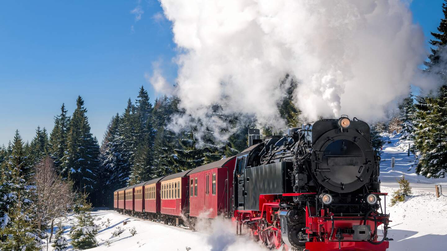 Historischen Dampfzug voller Laufgeschwindigkeit Brocken Berg in Harzregion | © Gettyimages.com/relaxfotode