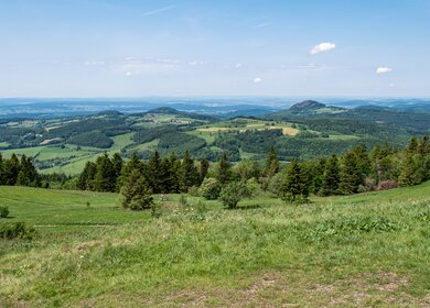Blick von der Wasserkuppe  | © Gettyimages.com/Kristin Greenwood Blick von der Wasserkuppe im Hessischen Bergland. Er ist der hoechste Gipfel im Rhoengebirge. | © Gettyimages.com/Kristin Greenwood