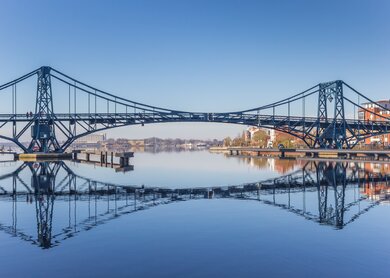 Kaiser-Wilhelm-Bruecke ueber den Ems-Jade-Kanal in Wilhelmshaven | © Gettyimages.com/venemama Kaiser-Wilhelm-Bruecke ueber den Ems-Jade-Kanal in Wilhelmshaven | © Gettyimages.com/venemama
