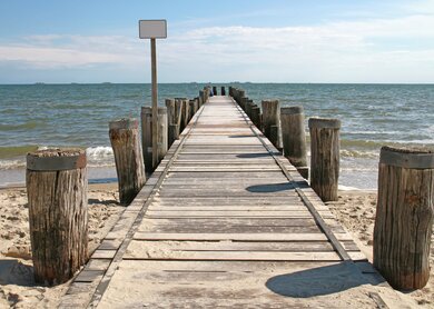 Seebruecke Foehr, Schleswig-Holstein | © Gettyimages.com/Canetti Hoelzerne Seebrücke auf Foehr mit Halligen im Hintergrund | © Gettyimages.com/Canetti