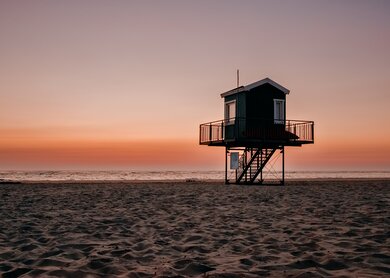 bunter Sonnenuntergang am Strand, Watt, Langeoog, Nordsee | © Gettyimages.com/olgakremer bunter Sonnenuntergang am Strand, Watt, Langeoog, Nordsee | © Gettyimages.com/olgakremer