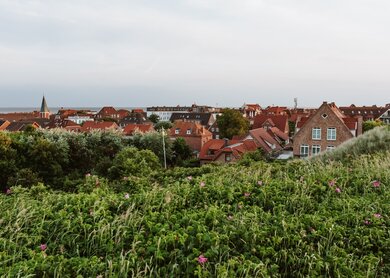 Blick von den Duenen auf den Hauptort auf der Nordseeinsel Juist | © Gettyimages.com/sandrawestermann Blick von den Duenen auf den Hauptort auf der Nordseeinsel Juist, Ostfriesland, Deutschland, Europa, im Abendlicht. | © Gettyimages.com/sandrawestermann