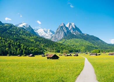Garmisch-Patenkirchen | © gettyimages.com/Lammeyer Bergpanorama vor blauen Himmel  | © gettyimages.com/Lammeyer