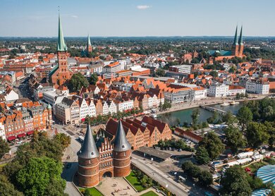 Lübeck, eine Stadt im nördlichen teil von Deutschland von oben fotografiert | © Gettyimages.com/medvedkov