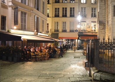 Nachbarschaft mit Café um die Saint-Sevrin Kirche im Quartier Latin in Paris | © Gettyimages.com/haydaddy