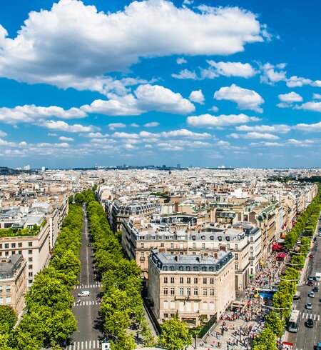 Luftaufnahme der Champs-Elysées in Paris. Menschen schlendern auf der Einkaufsstraße. | © Gettyimages.com/OSTILL