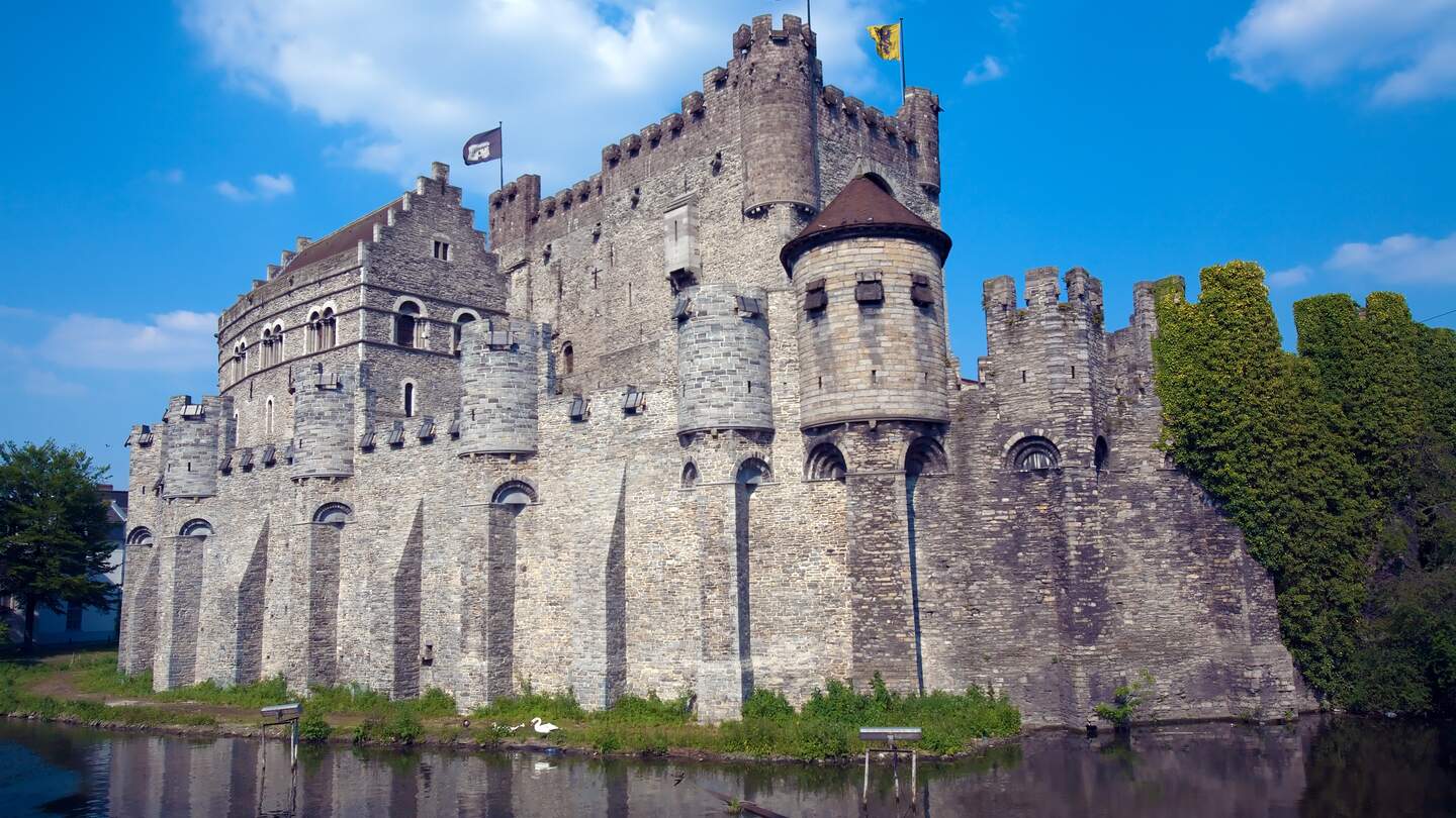 Die Gravensteen, mittelalterliche Burg, erbaut 1180 von Graf Philipp von Elsass, Gent, Belgien | © Gettyimages.com/Rostislavv